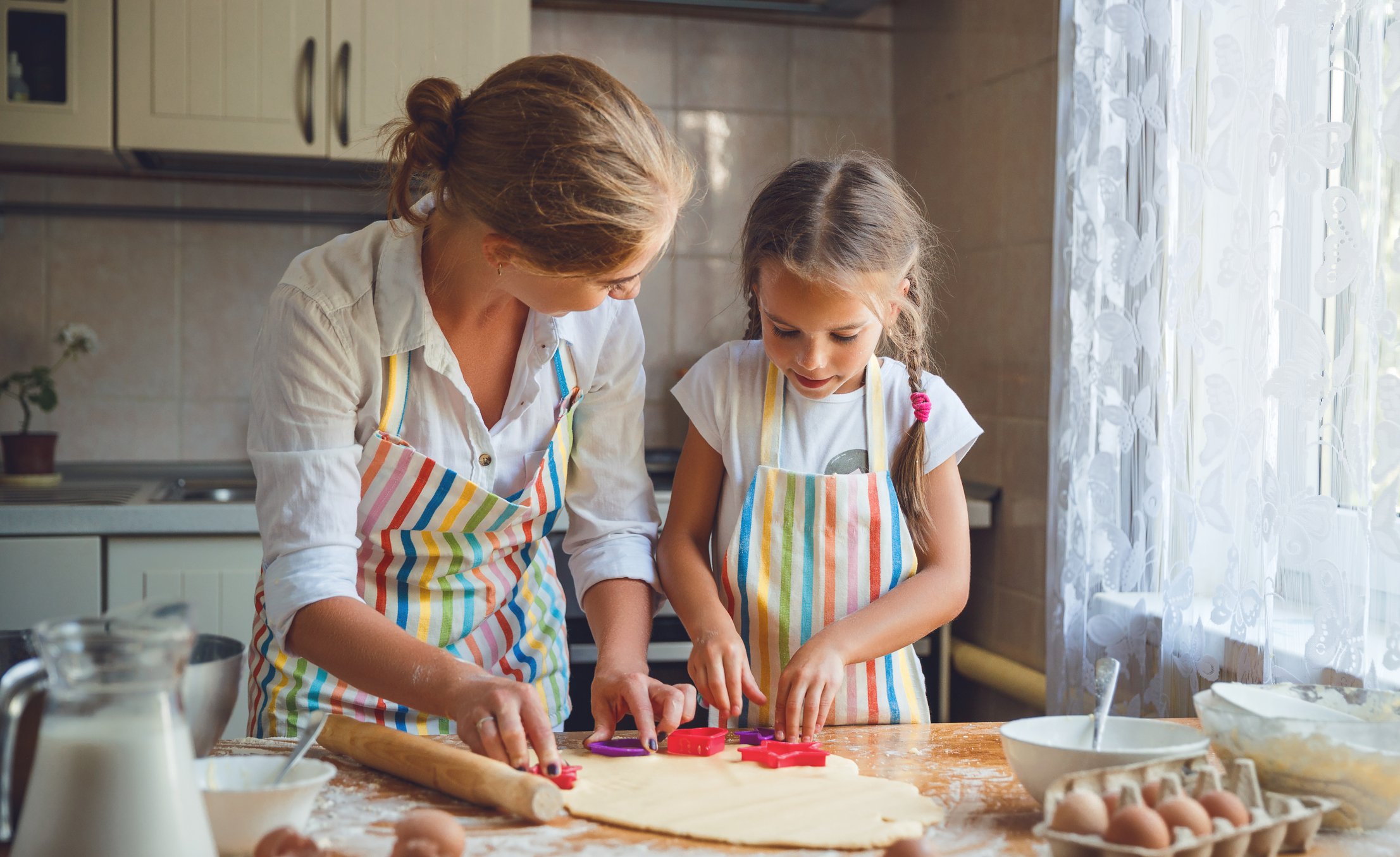 mom-daughter-baking